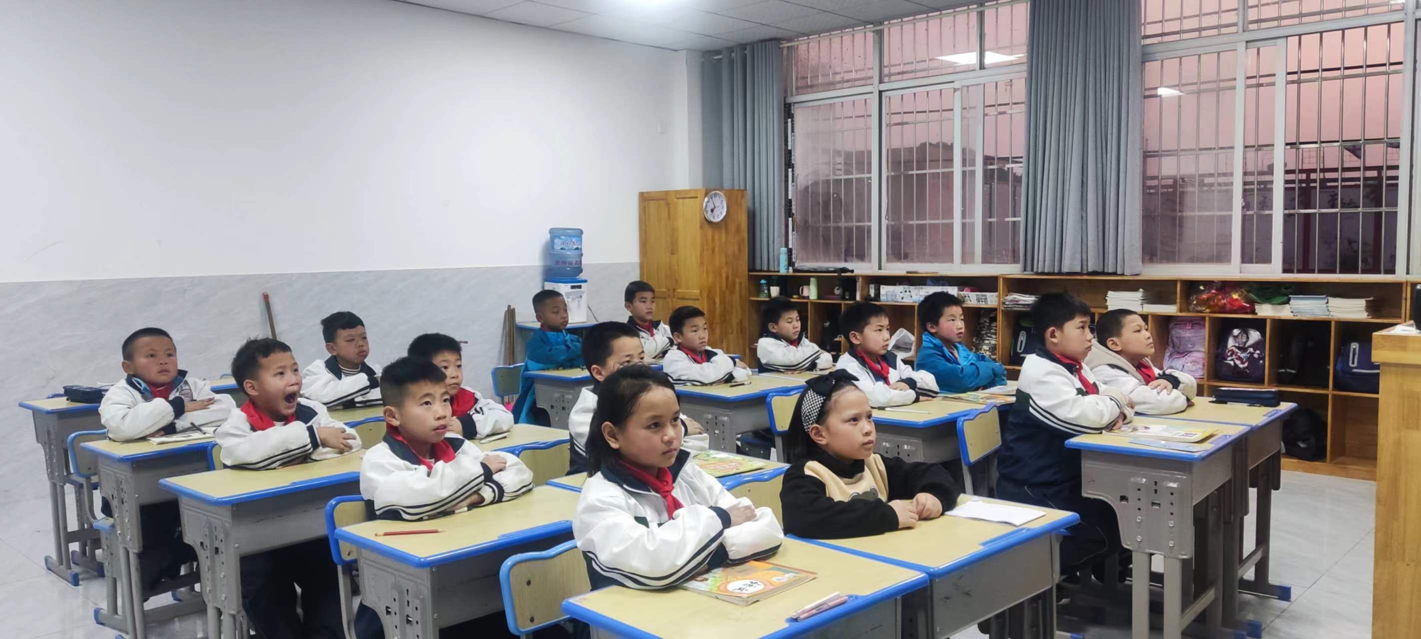 同学们坐姿端正，聚精会神地认真听讲